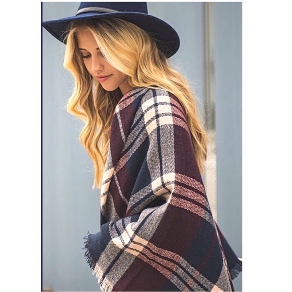 ‼️LAST ONE ‼️Blanket Scarf Ruana Shawl. - Picture 3 of 3